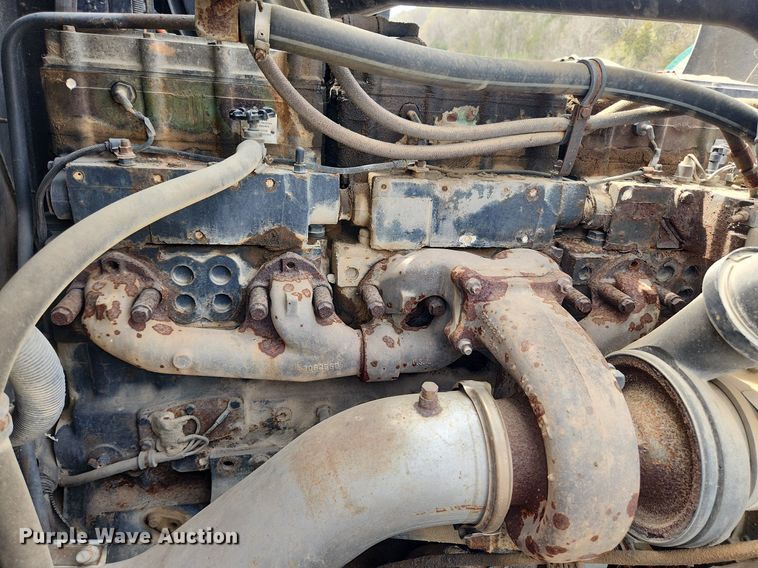 image for item MW9633 1992 International 9400  semi truck