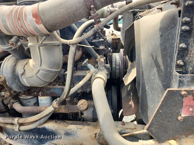 image for item MW9633 1992 International 9400  semi truck