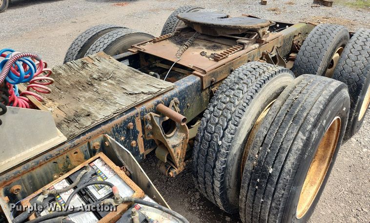 image for item MW9633 1992 International 9400  semi truck