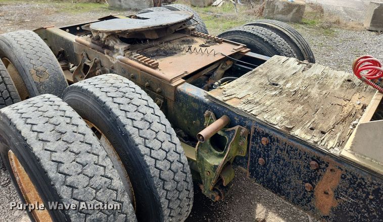 image for item MW9633 1992 International 9400  semi truck