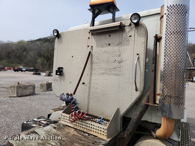 image for item MW9633 1992 International 9400  semi truck