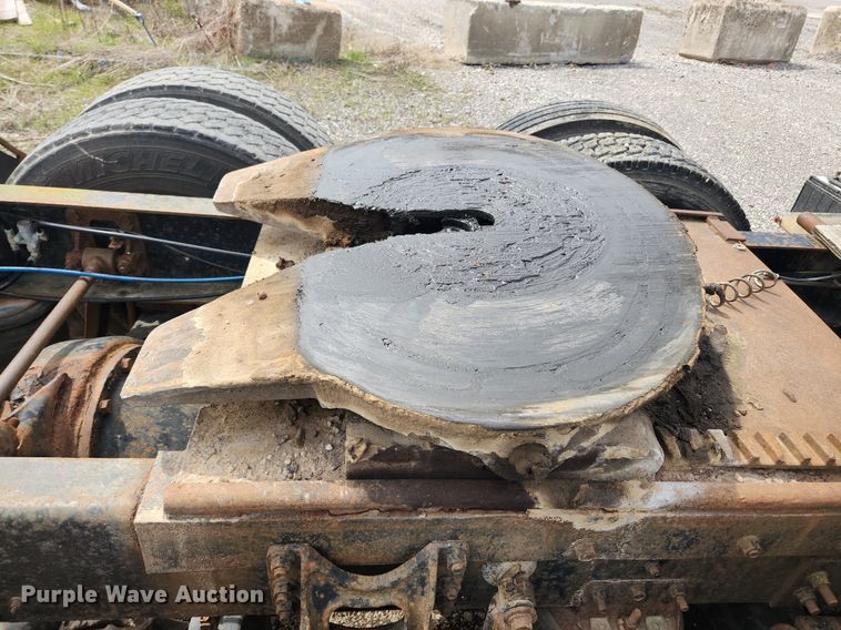 image for item MW9633 1992 International 9400  semi truck