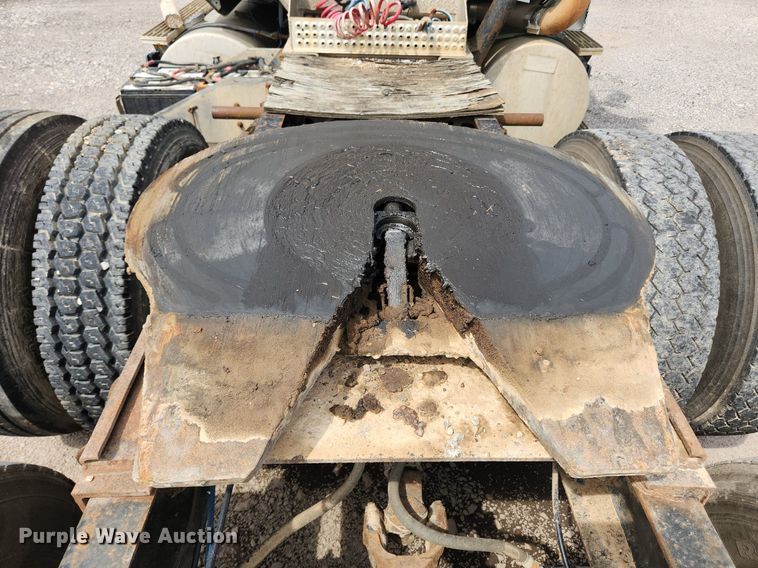 image for item MW9633 1992 International 9400  semi truck