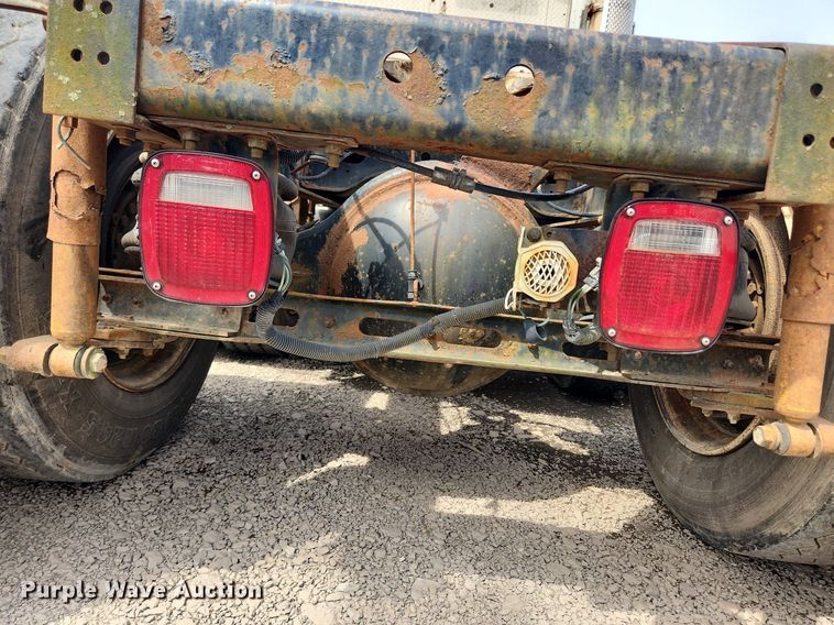 image for item MW9633 1992 International 9400  semi truck