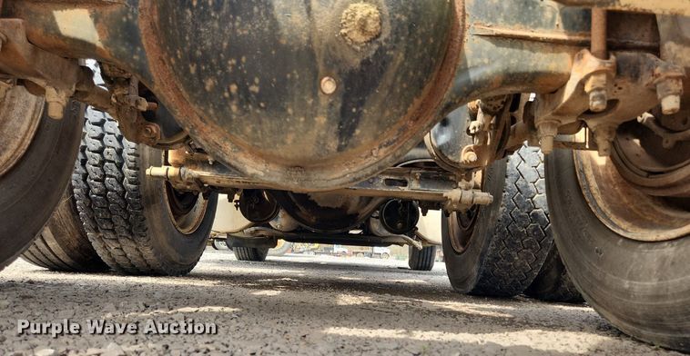 image for item MW9633 1992 International 9400  semi truck