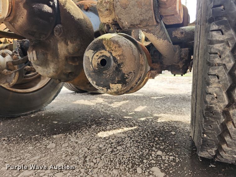 image for item MW9633 1992 International 9400  semi truck