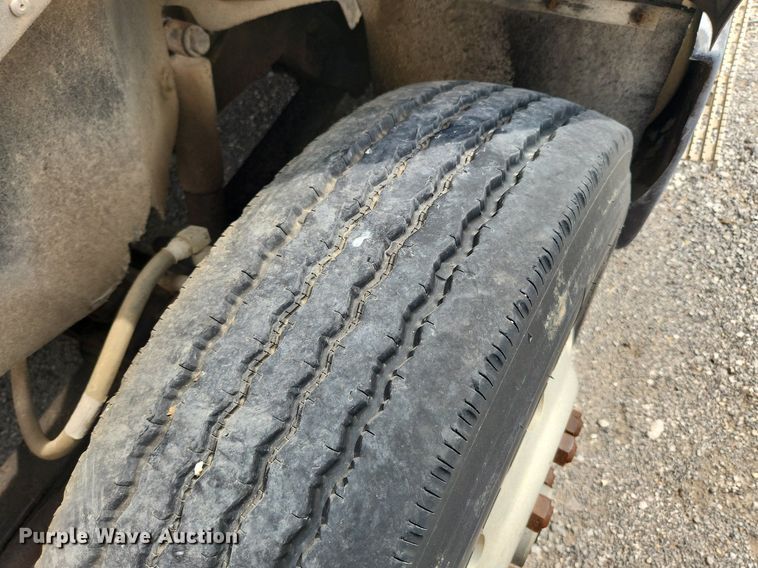 image for item MW9633 1992 International 9400  semi truck