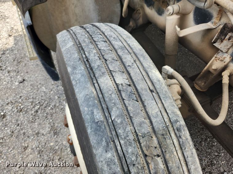 image for item MW9633 1992 International 9400  semi truck