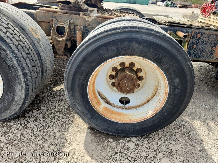 image for item MW9633 1992 International 9400  semi truck