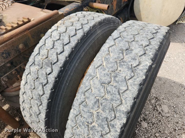 image for item MW9633 1992 International 9400  semi truck