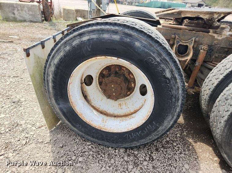 image for item MW9633 1992 International 9400  semi truck