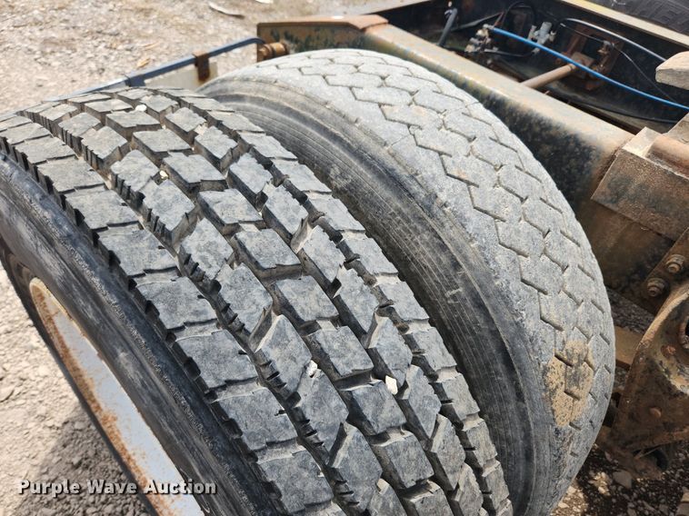 image for item MW9633 1992 International 9400  semi truck