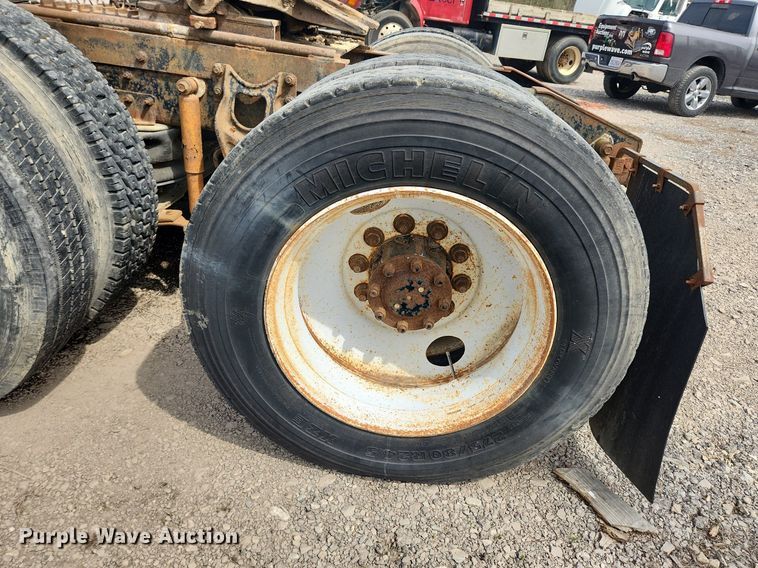 image for item MW9633 1992 International 9400  semi truck