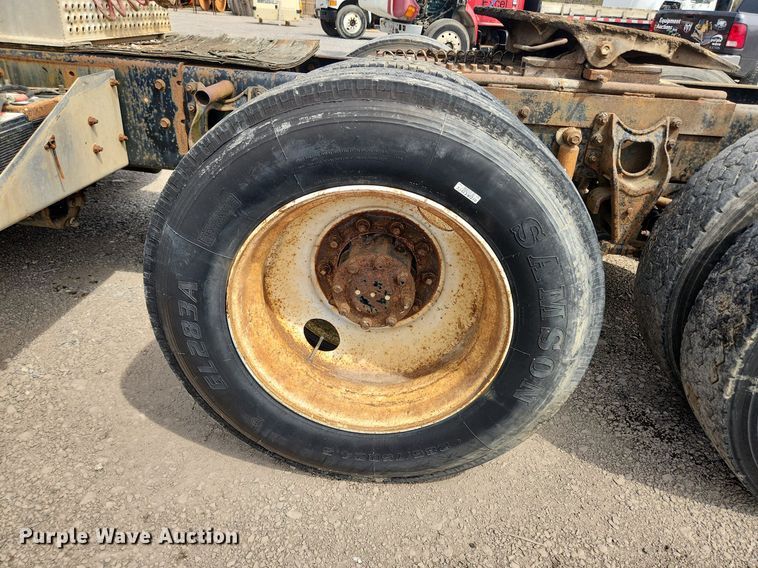 image for item MW9633 1992 International 9400  semi truck