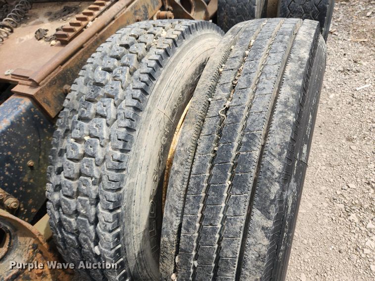 image for item MW9633 1992 International 9400  semi truck