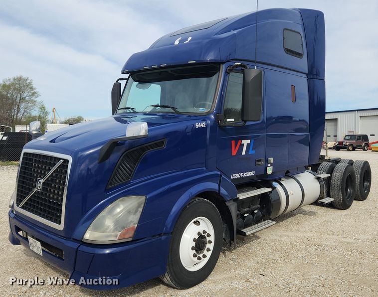 image for item MW9647 2013 Volvo VNL  semi truck