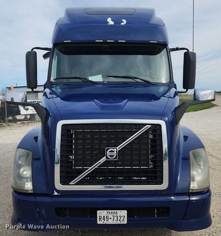 image for item MW9647 2013 Volvo VNL  semi truck