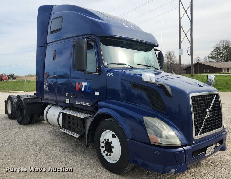 image for item MW9647 2013 Volvo VNL  semi truck