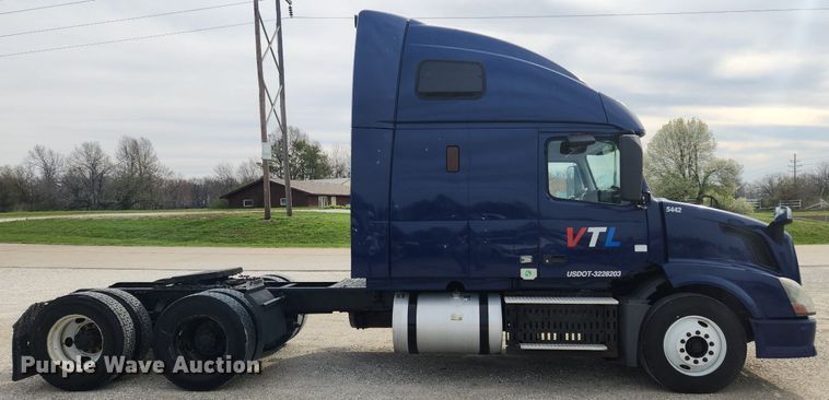 image for item MW9647 2013 Volvo VNL  semi truck