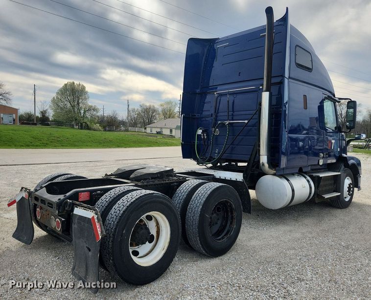 image for item MW9647 2013 Volvo VNL  semi truck