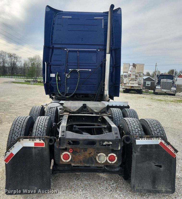 image for item MW9647 2013 Volvo VNL  semi truck