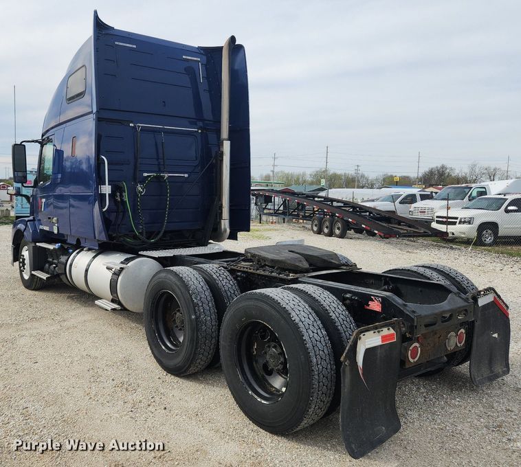 image for item MW9647 2013 Volvo VNL  semi truck