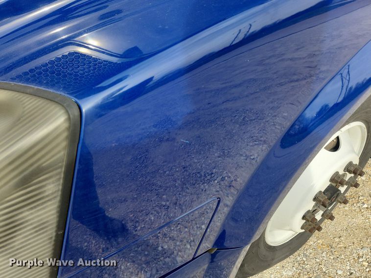 image for item MW9647 2013 Volvo VNL  semi truck