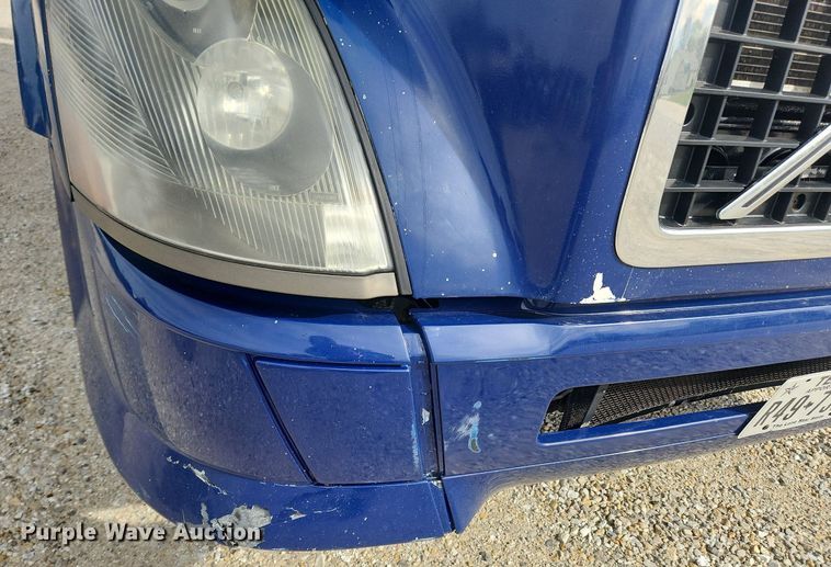 image for item MW9647 2013 Volvo VNL  semi truck