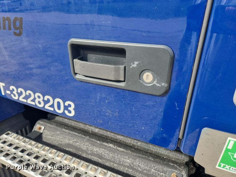 image for item MW9647 2013 Volvo VNL  semi truck