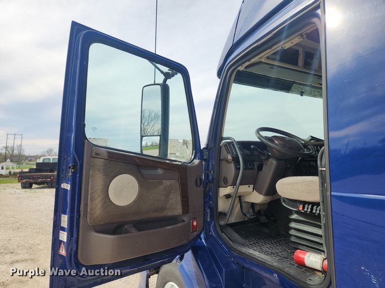 image for item MW9647 2013 Volvo VNL  semi truck