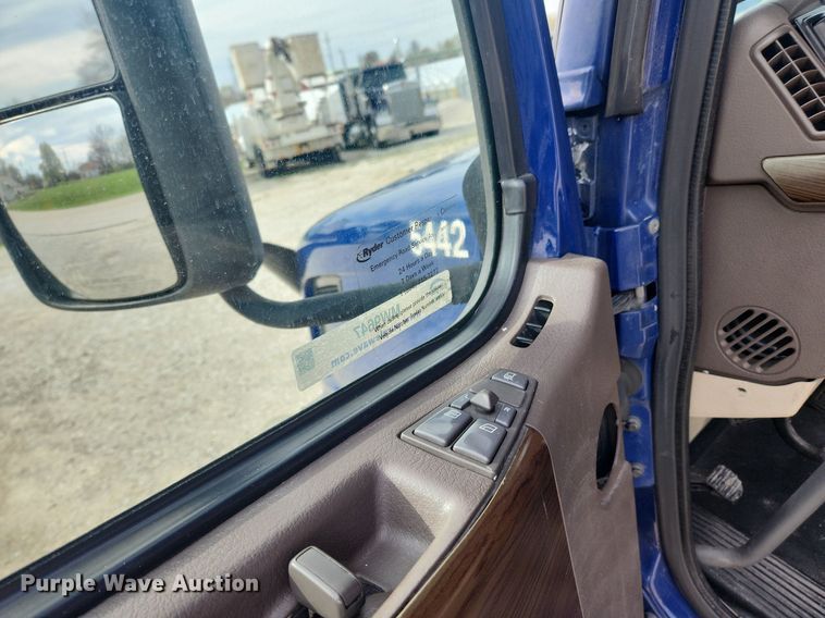 image for item MW9647 2013 Volvo VNL  semi truck