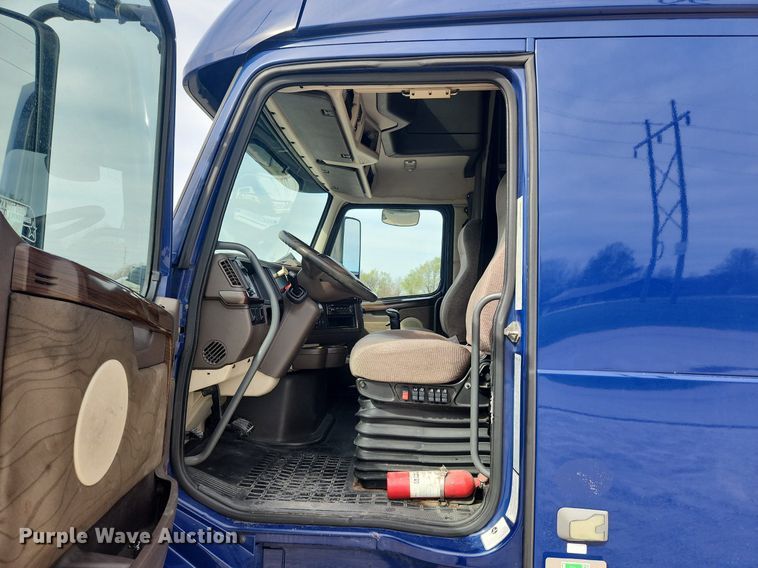 image for item MW9647 2013 Volvo VNL  semi truck