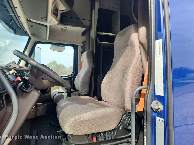 image for item MW9647 2013 Volvo VNL  semi truck