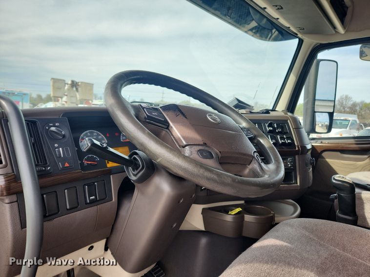 image for item MW9647 2013 Volvo VNL  semi truck