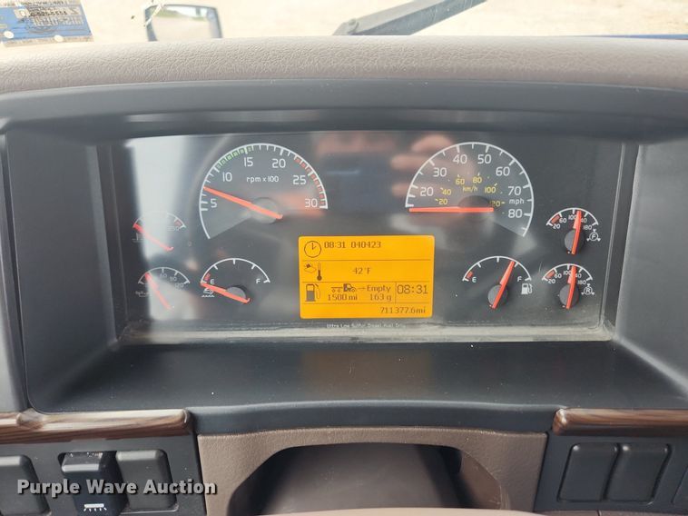 image for item MW9647 2013 Volvo VNL  semi truck