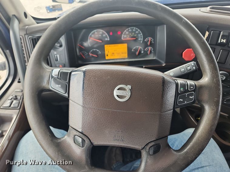 image for item MW9647 2013 Volvo VNL  semi truck