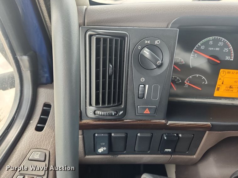 image for item MW9647 2013 Volvo VNL  semi truck