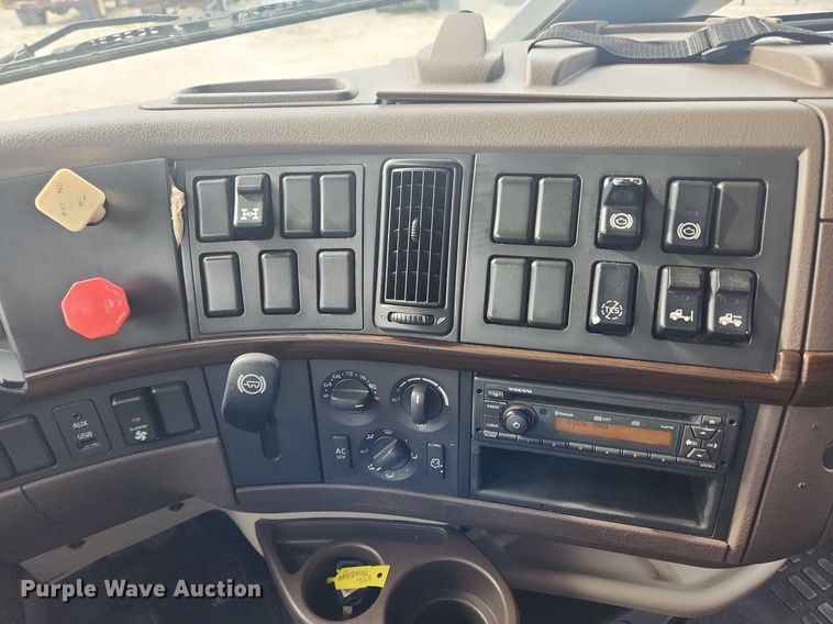 image for item MW9647 2013 Volvo VNL  semi truck