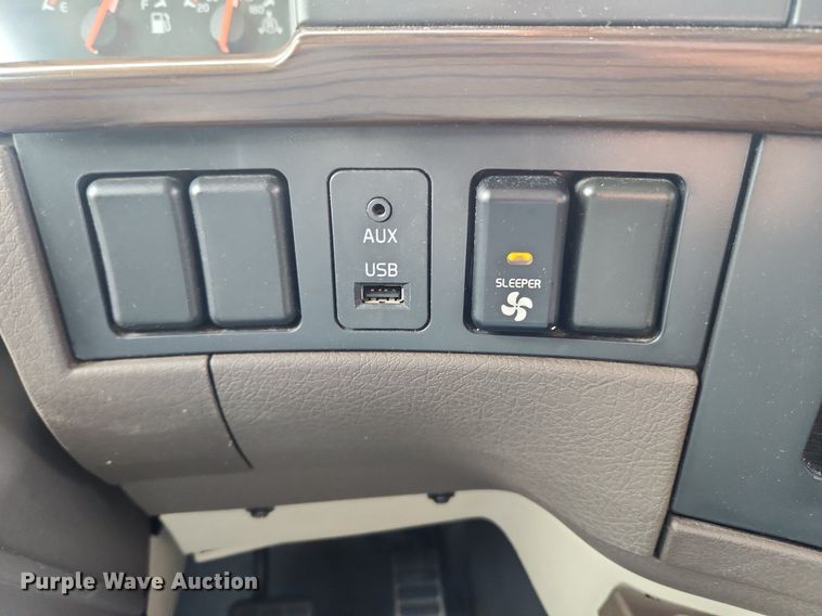 image for item MW9647 2013 Volvo VNL  semi truck