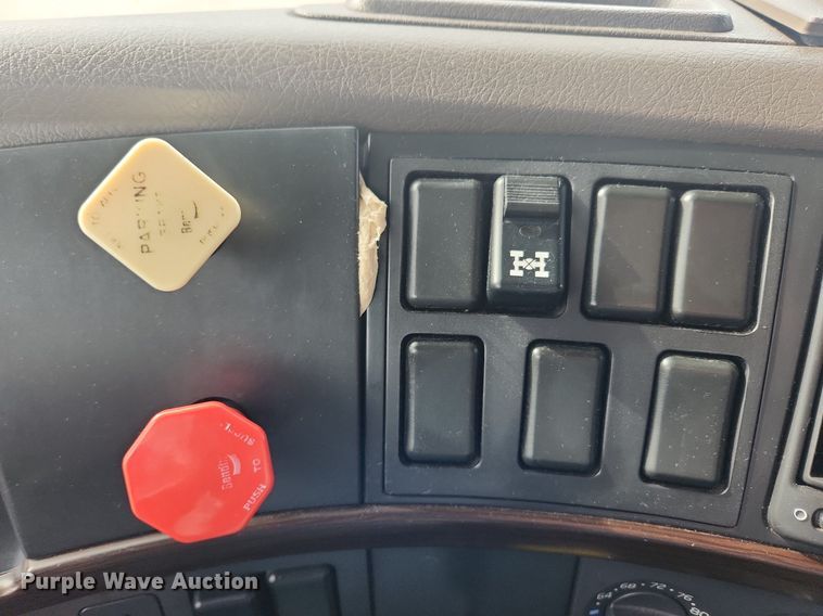 image for item MW9647 2013 Volvo VNL  semi truck