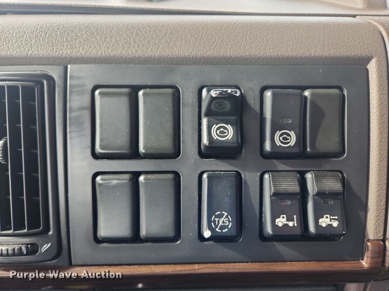 image for item MW9647 2013 Volvo VNL  semi truck