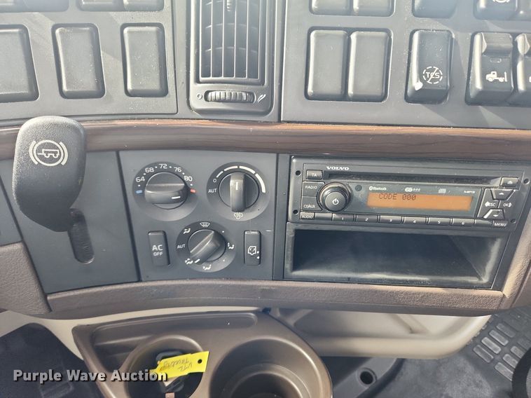 image for item MW9647 2013 Volvo VNL  semi truck