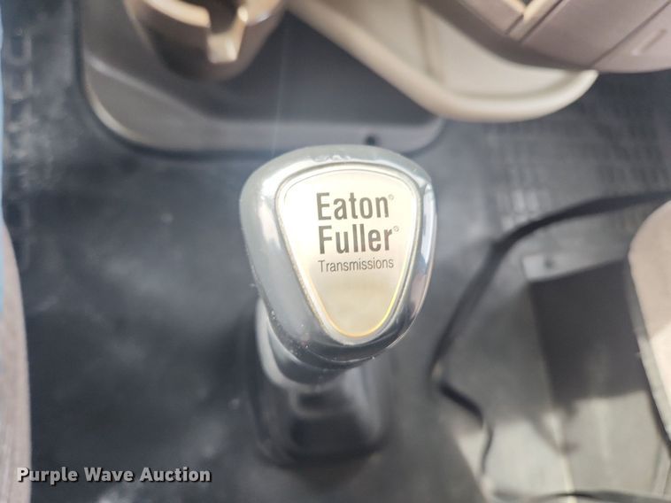 image for item MW9647 2013 Volvo VNL  semi truck