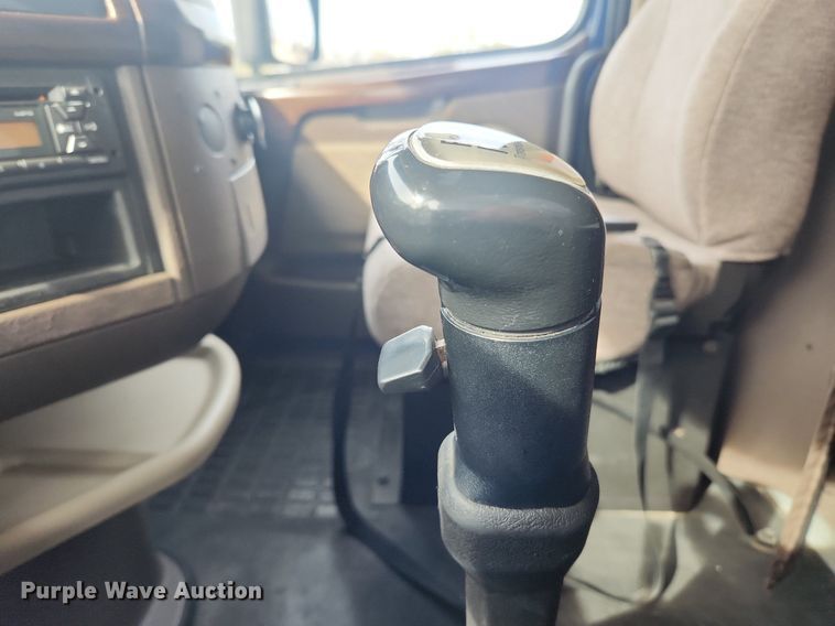 image for item MW9647 2013 Volvo VNL  semi truck