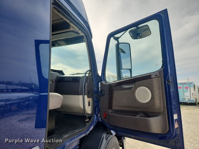 image for item MW9647 2013 Volvo VNL  semi truck