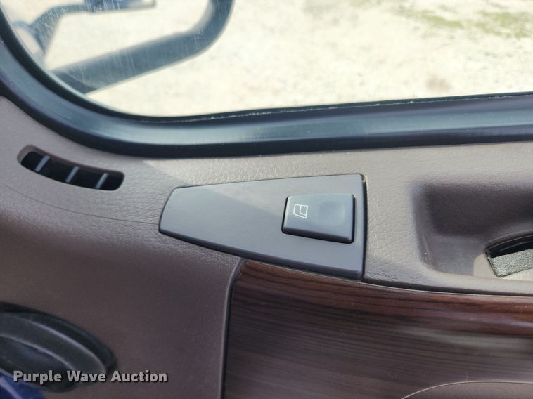 image for item MW9647 2013 Volvo VNL  semi truck