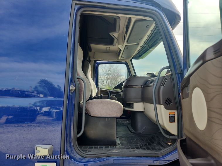 image for item MW9647 2013 Volvo VNL  semi truck