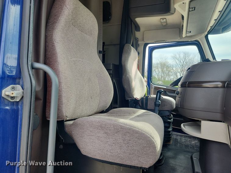 image for item MW9647 2013 Volvo VNL  semi truck