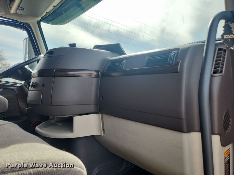 image for item MW9647 2013 Volvo VNL  semi truck