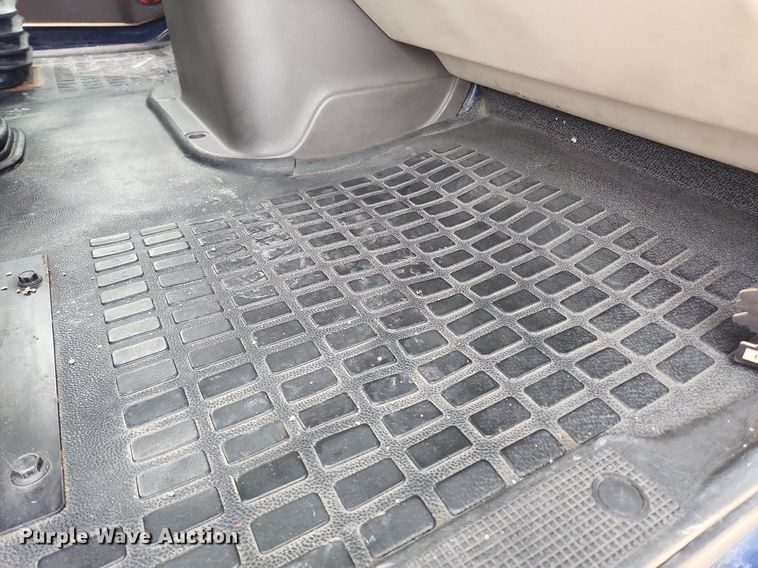 image for item MW9647 2013 Volvo VNL  semi truck